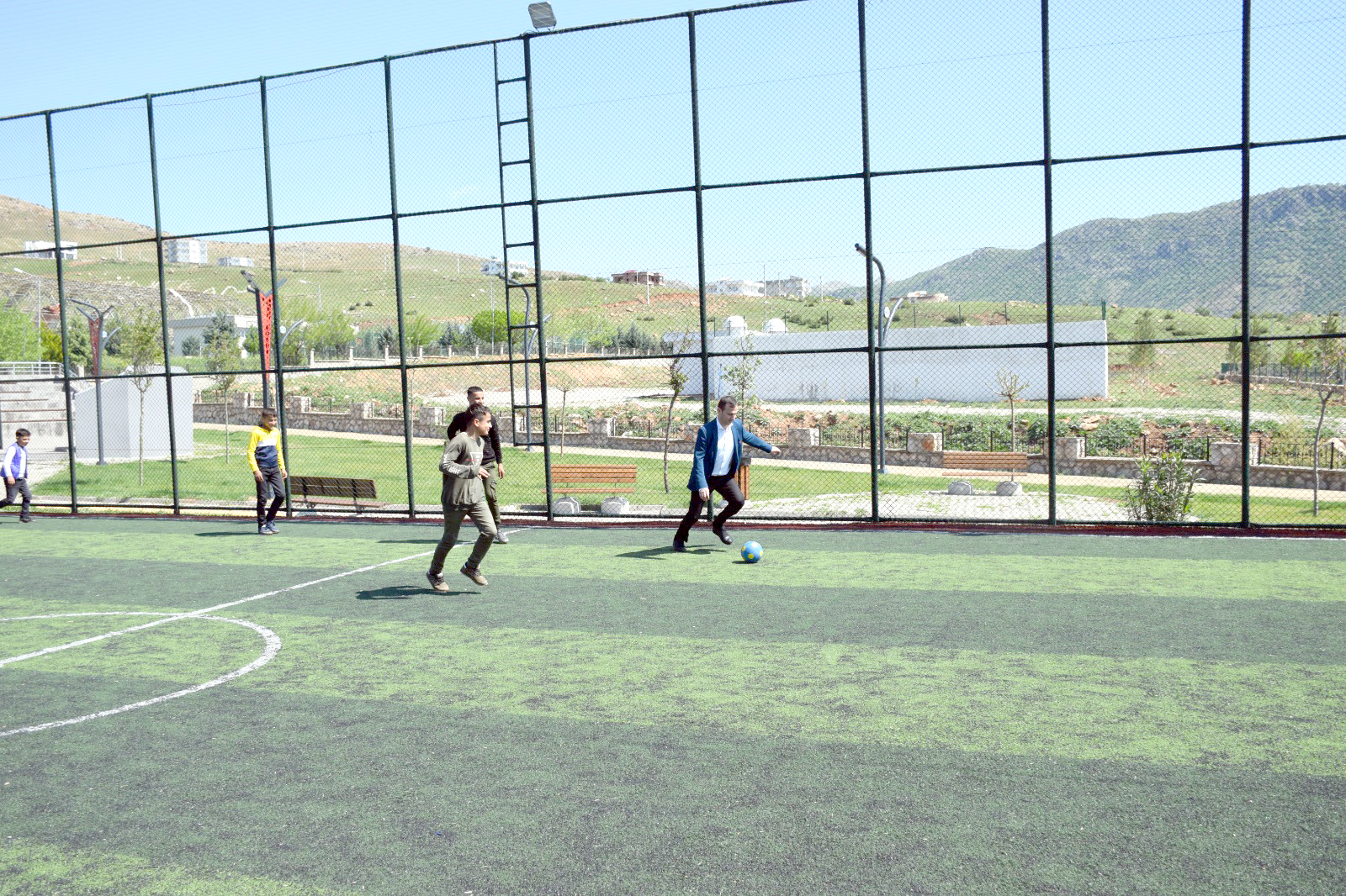 Öğrencilerle futbol oynadı