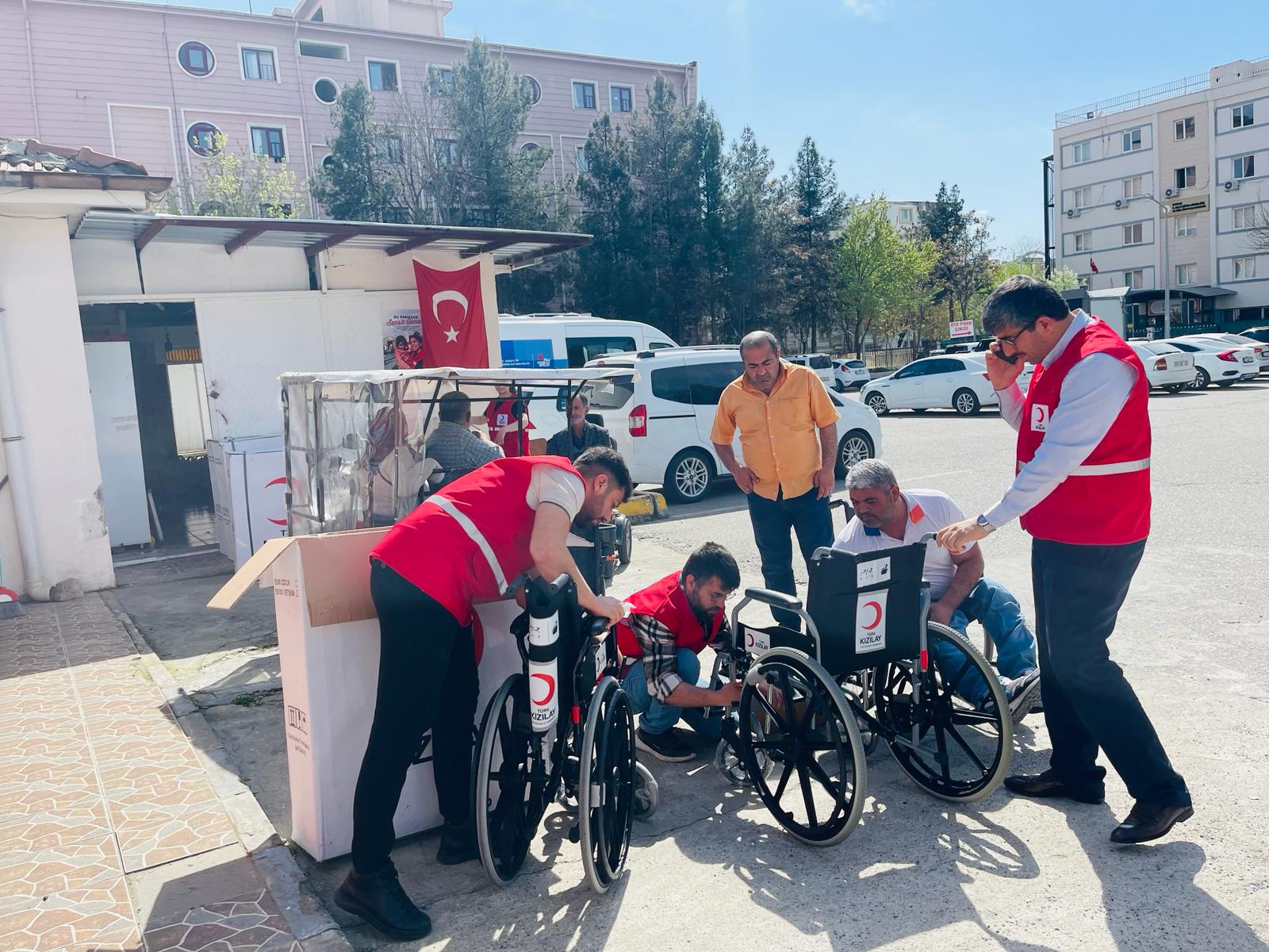 Kızılay yüzleri güldürmeye devam ediyor