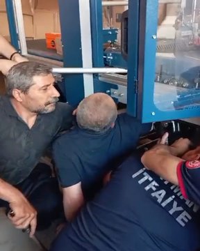 KOLU MAKİNEYE SIKIŞAN VATANDAŞ KURTARILDI  