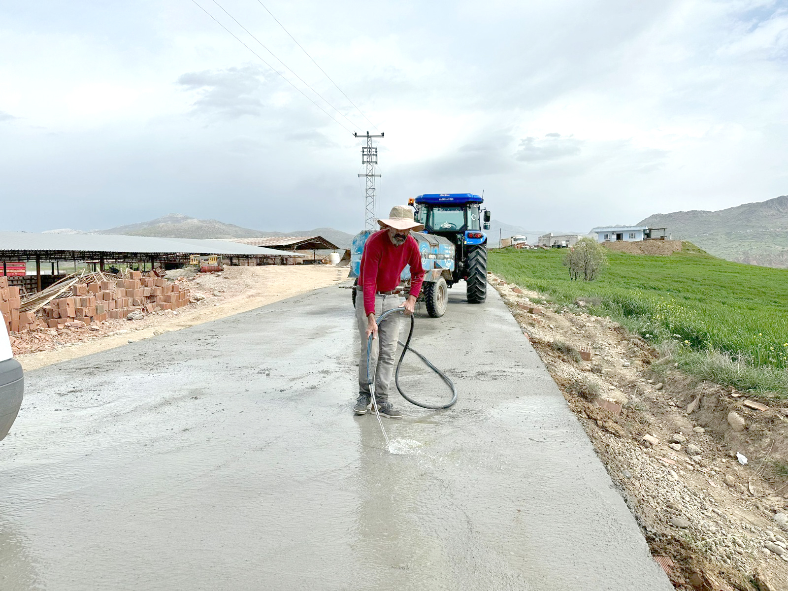Yol açma çalışmalarını yerinde inceledi