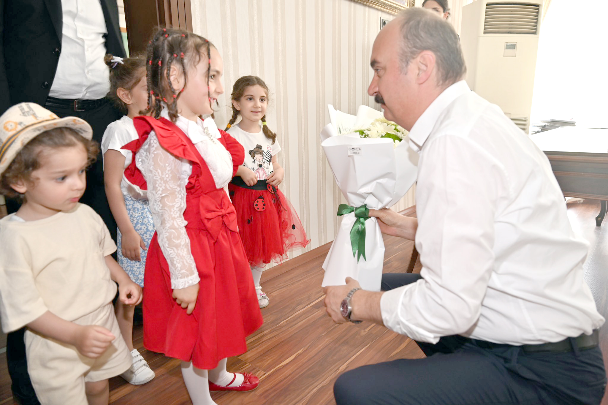 Minik öğrencileri kabul etti