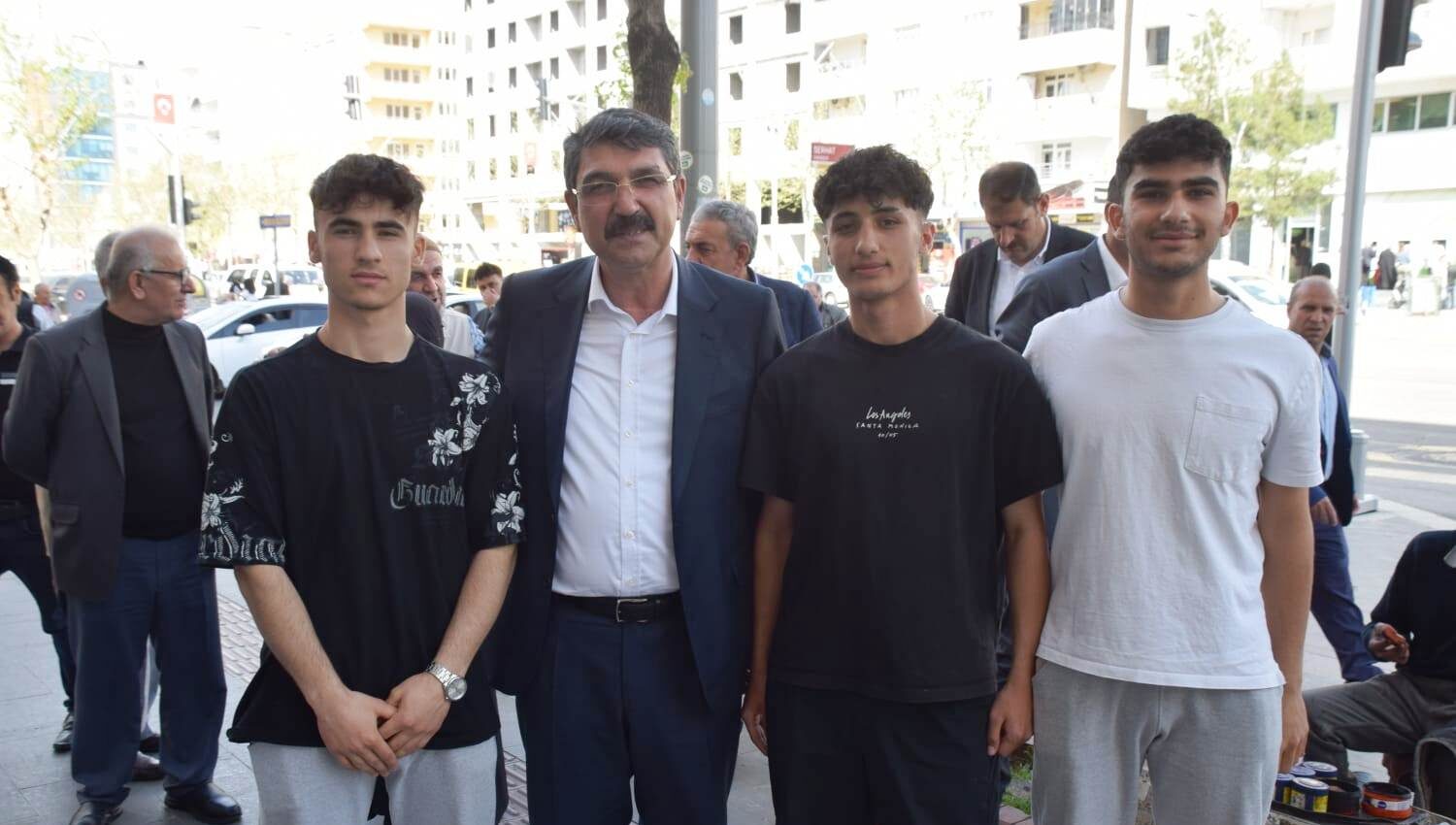 Nasıroğlu esnafı ziyaret etti, vatandaşlarla selamlaştı