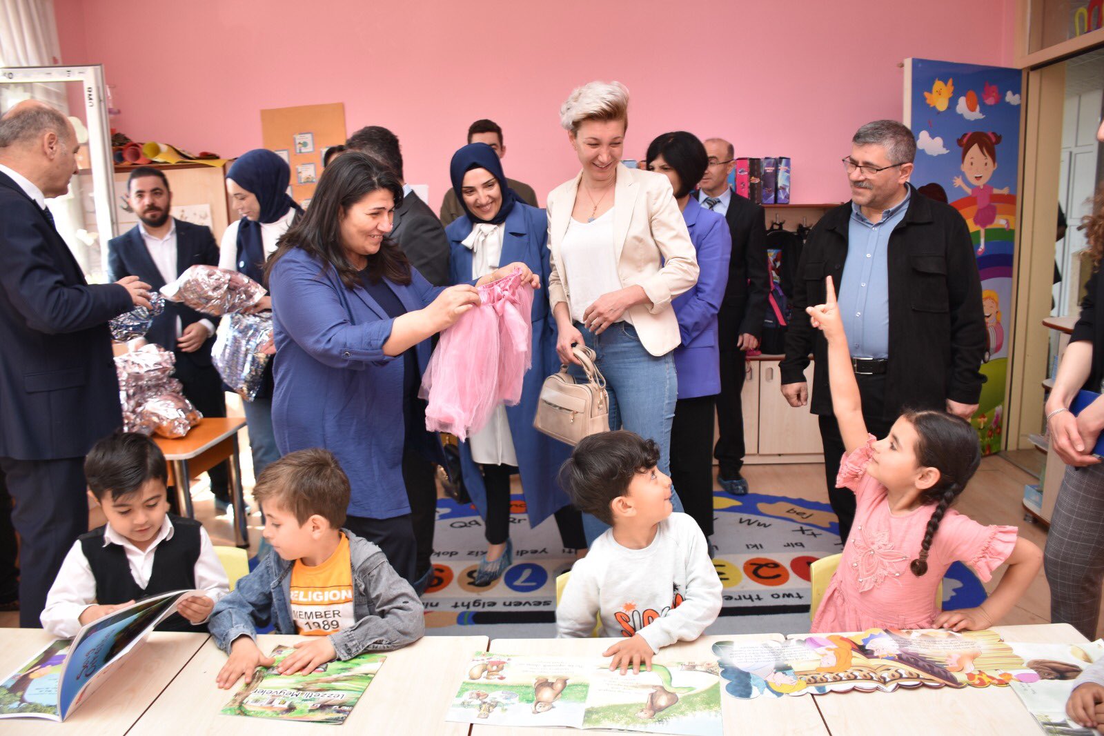 Öğrencilere kıyafet dağıttılar