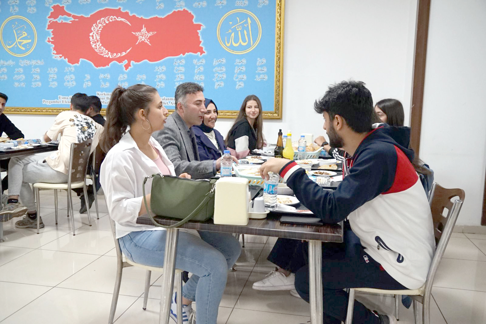 Rektör Demir Öğrencilerle iftarda buluştu