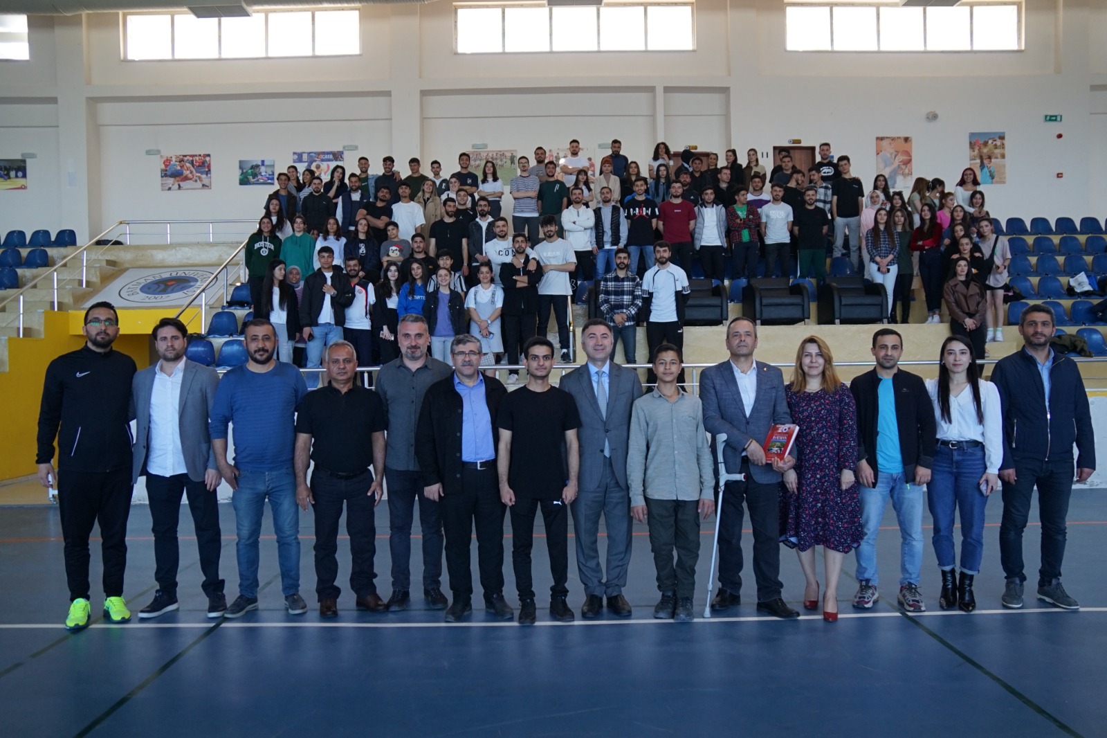 Rektör Demir Öğrencileri Maça Davet Etti