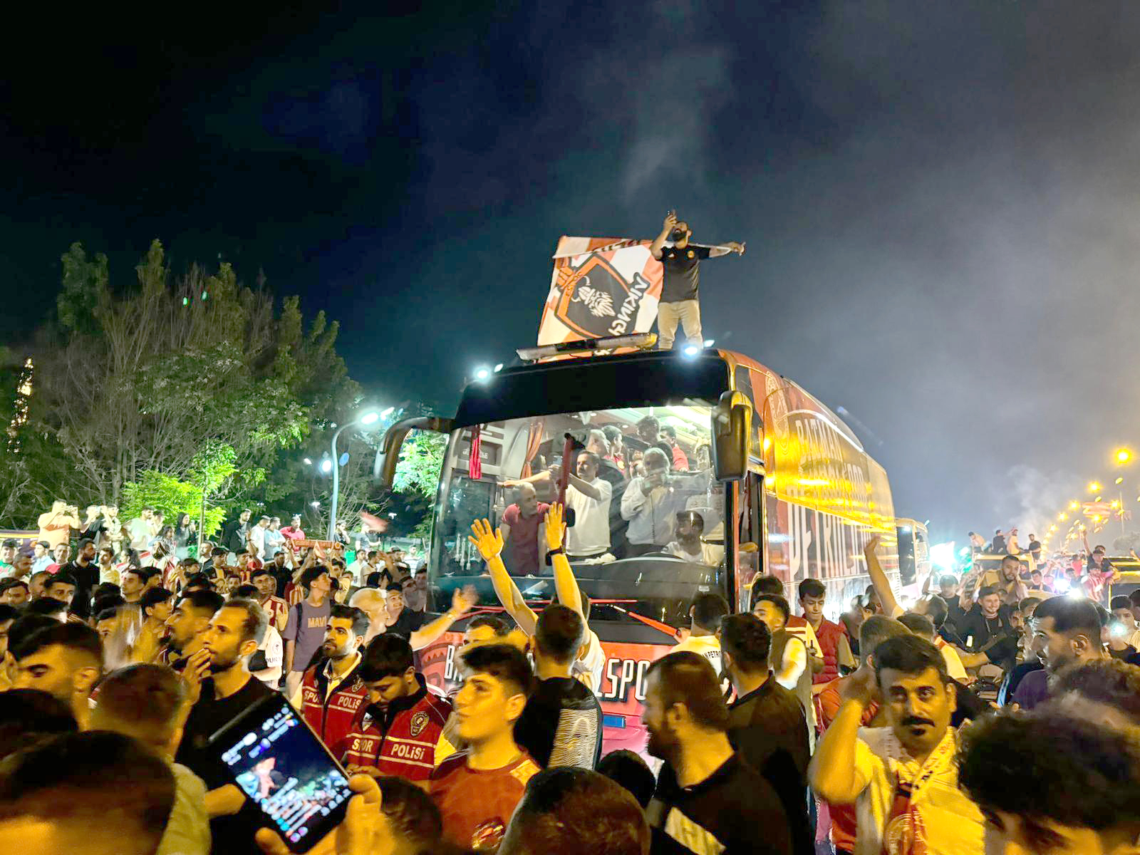 Şampiyon coşkuyla karşılandı