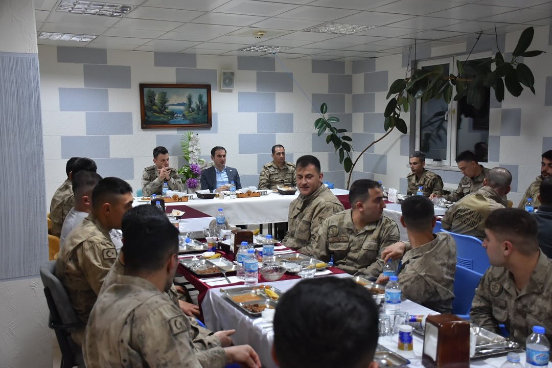 Kaymakam Mete, Askerler ile birlikte iftar yaptı