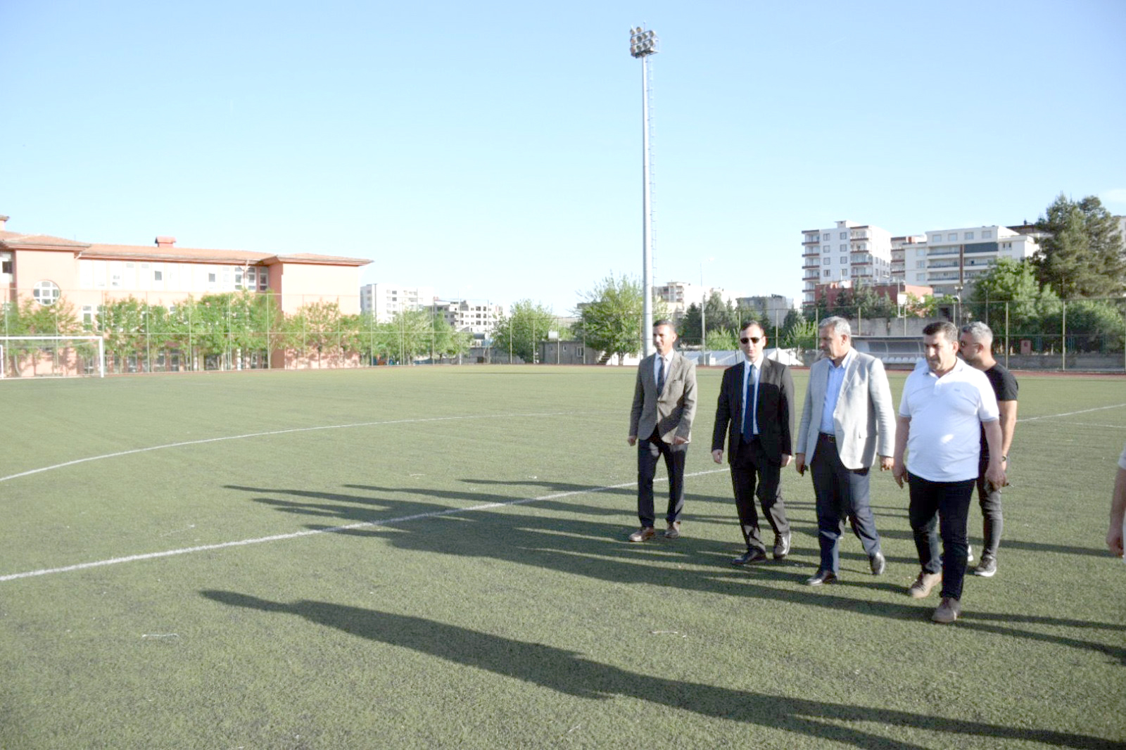 Sentetik futbol sahası yenileniyor