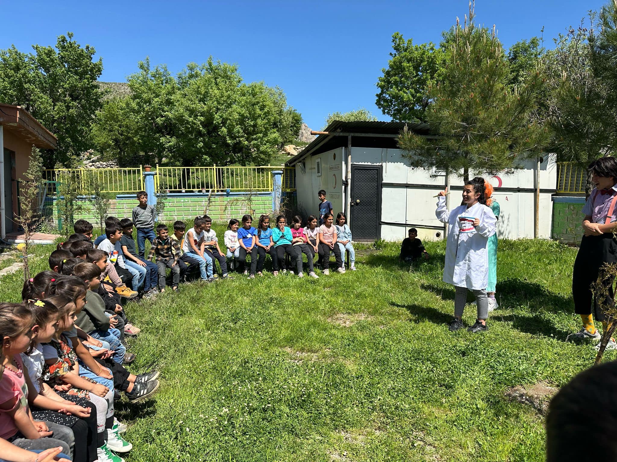 Seyyar tiyatro ekibi öğrencilerle buluştu