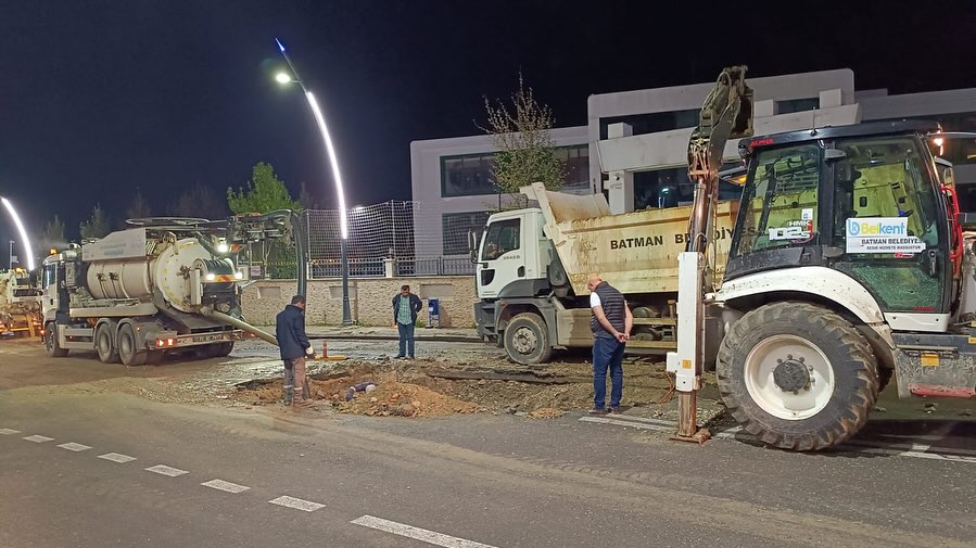 Belediye su hattında meydana gelen arızayı gideriyor