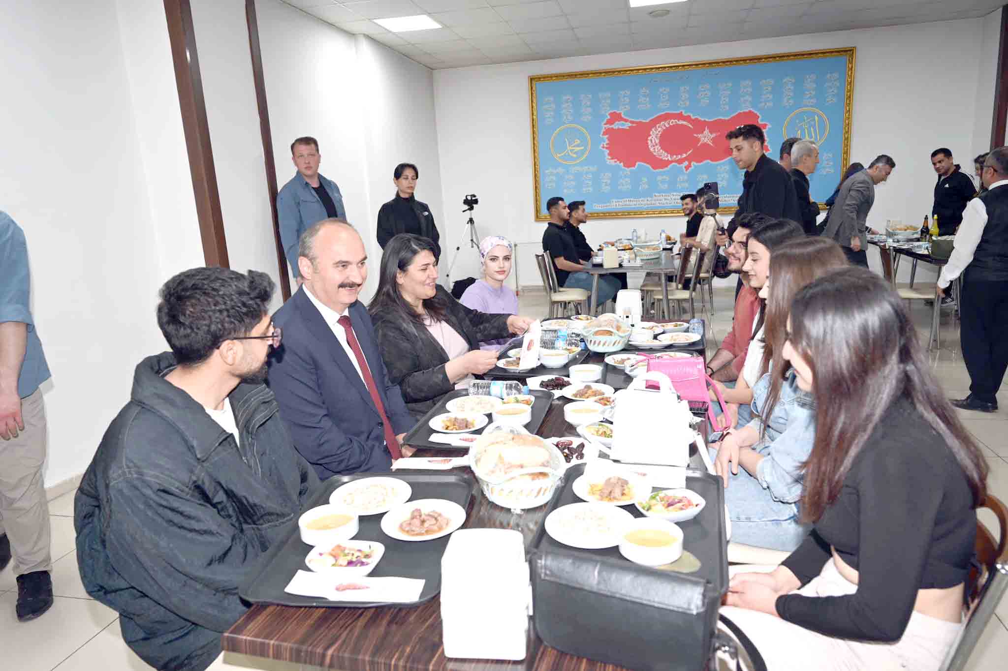 Üniversite öğrencileriyle birlikte iftarını açtılar