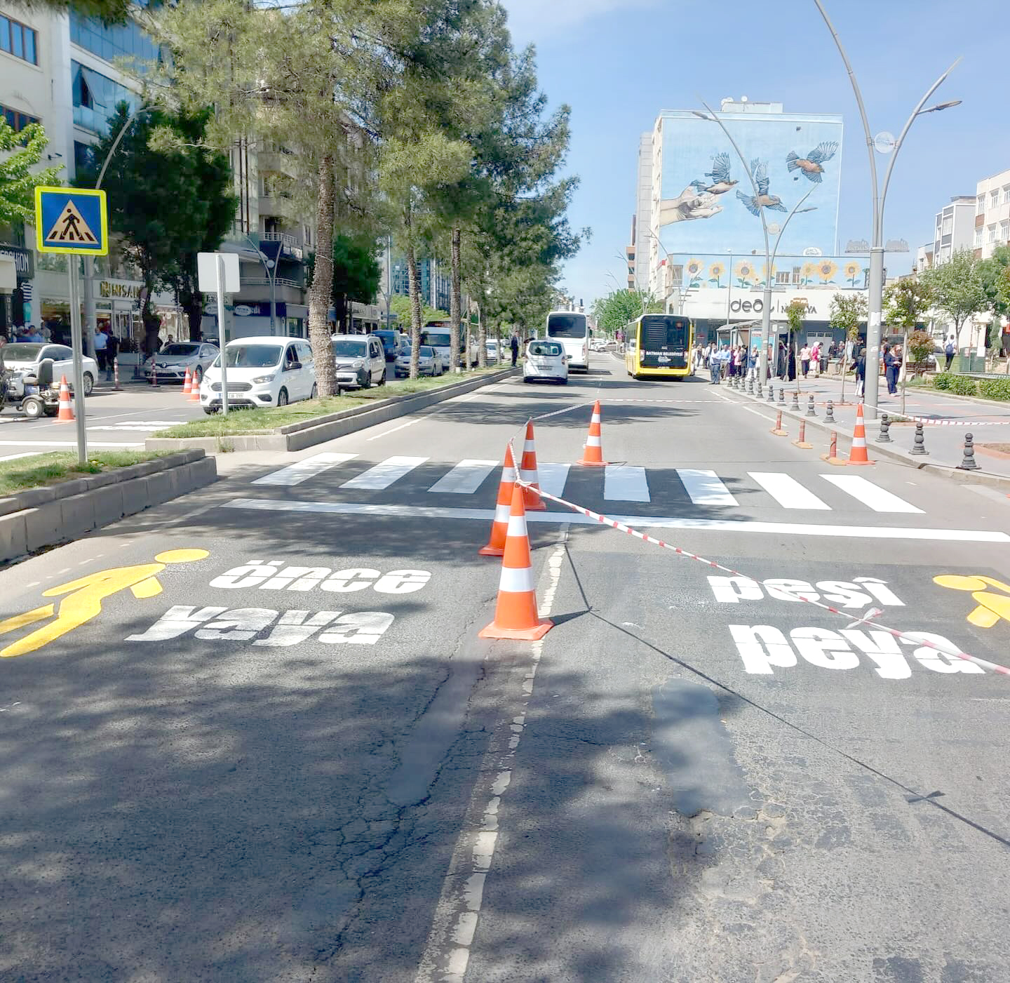 Yaya geçitlerinde Türkçe ve Kürtçe uyarı