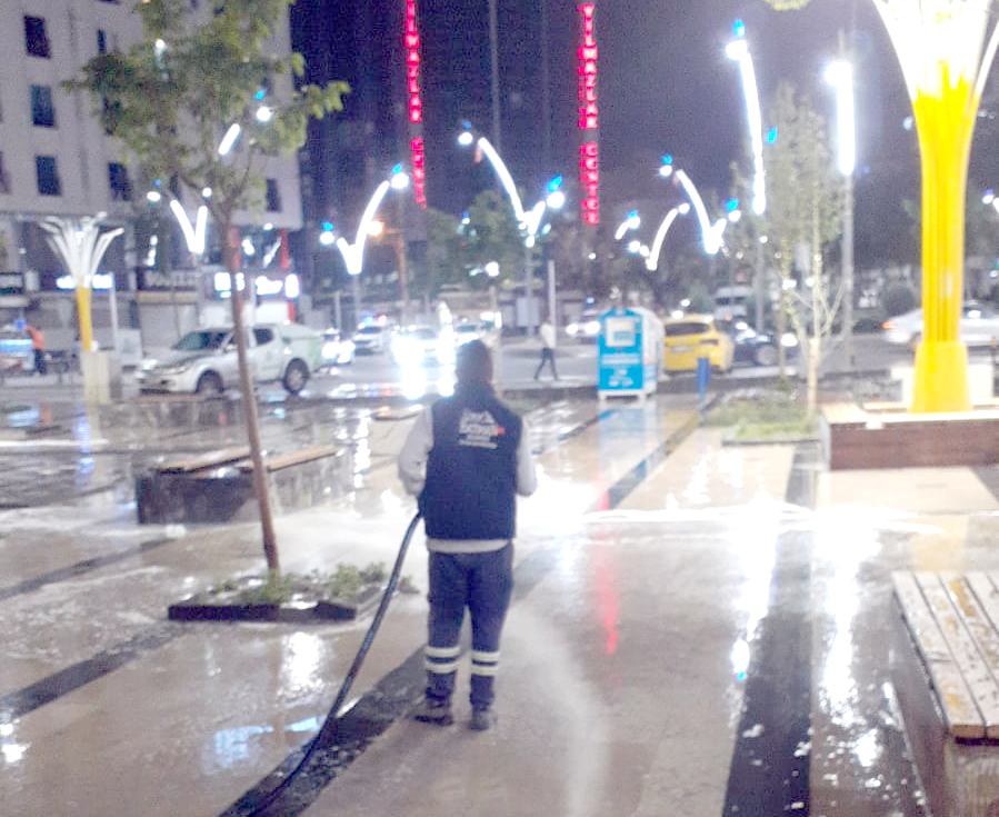 Cadde ve sokaklar köpüklü suyla yıkanıyor