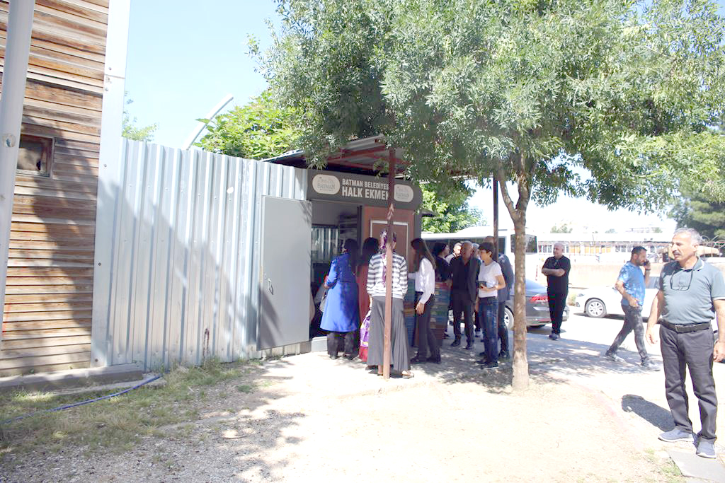 Ücretsiz ekmek dağıtım hizmeti yeniden başladı