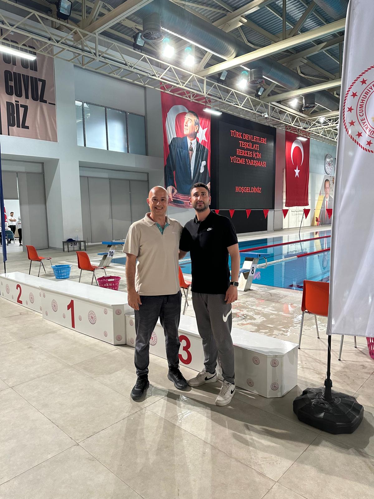 Yüzme antrenörü Özdemir sporcu yetiştiriyor