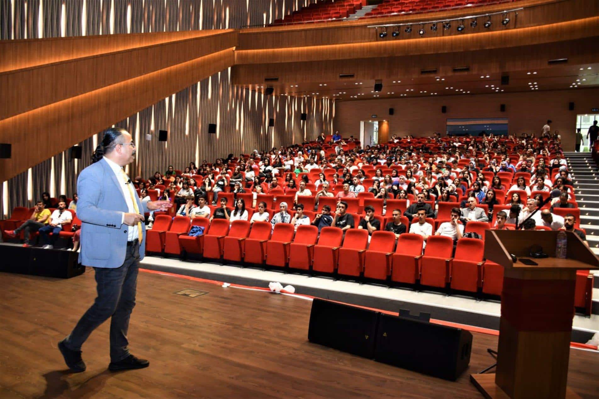 Öğrencilere “Sınav Kazandıran Stratejiler” konferansı verildi