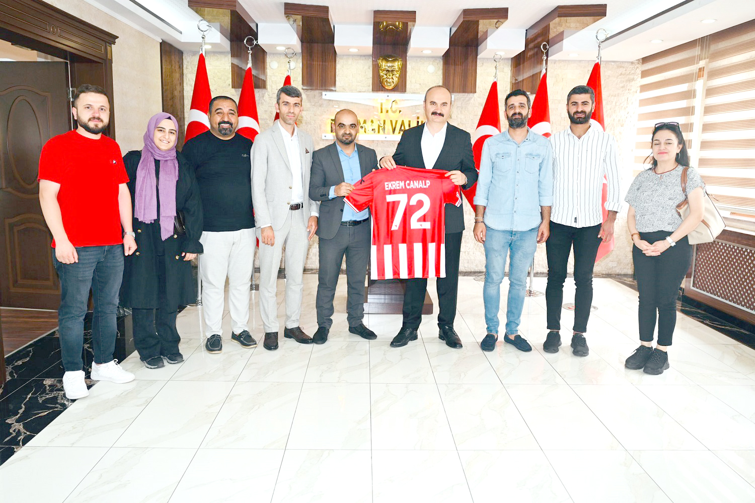 Vali Canalp Süper Lige çıkan takımı ağırladı