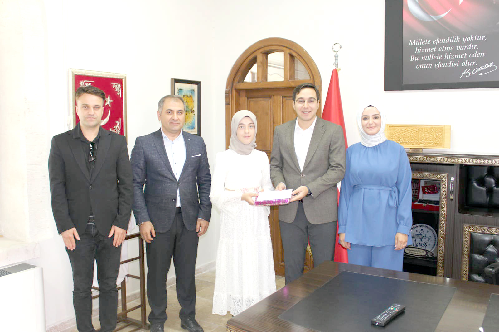 Arapça Şiir Okuma Yarışmasında birinci olan öğrenciyi kabul etti