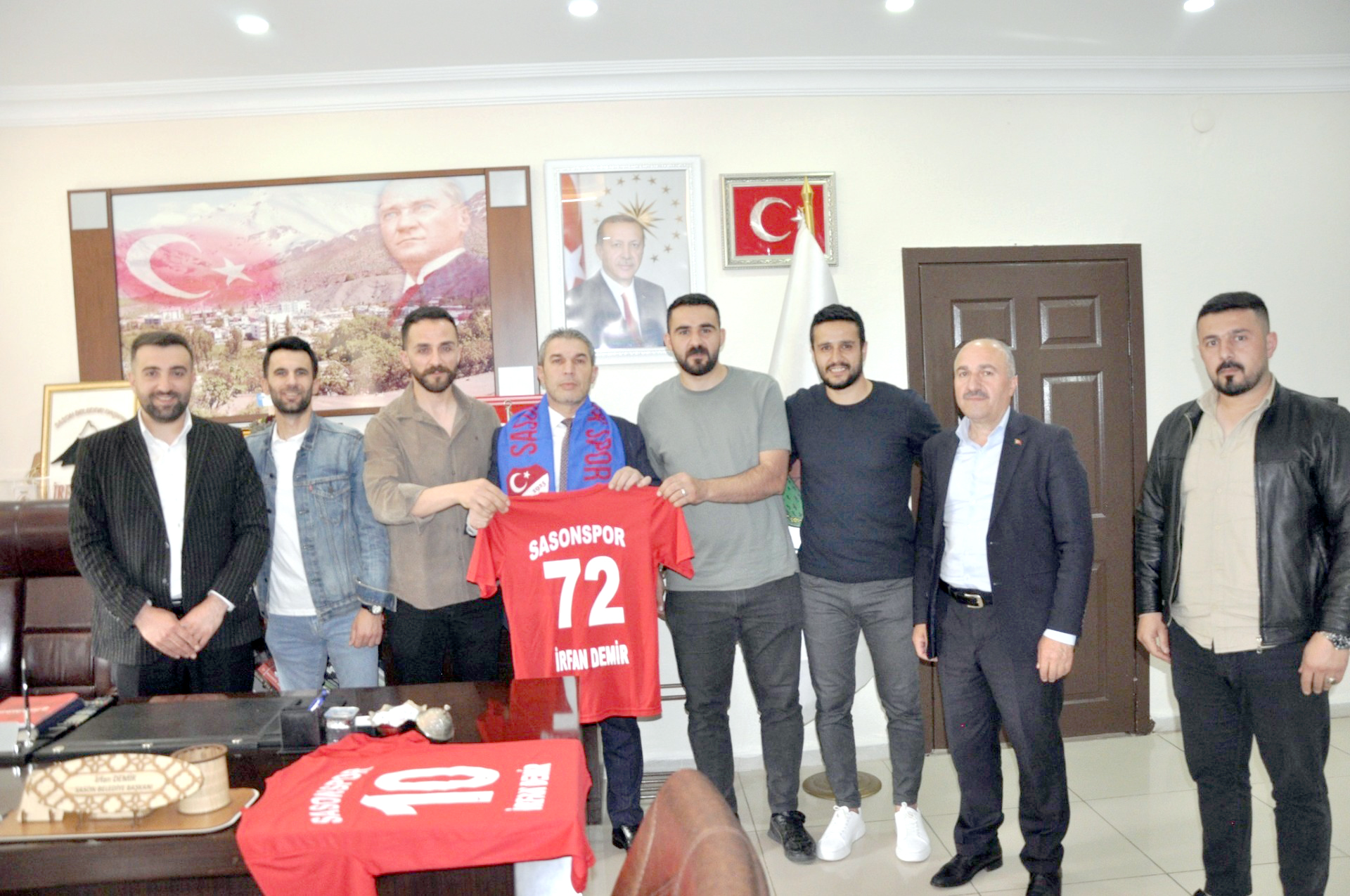 Başkan Demir’e forma hediye etti