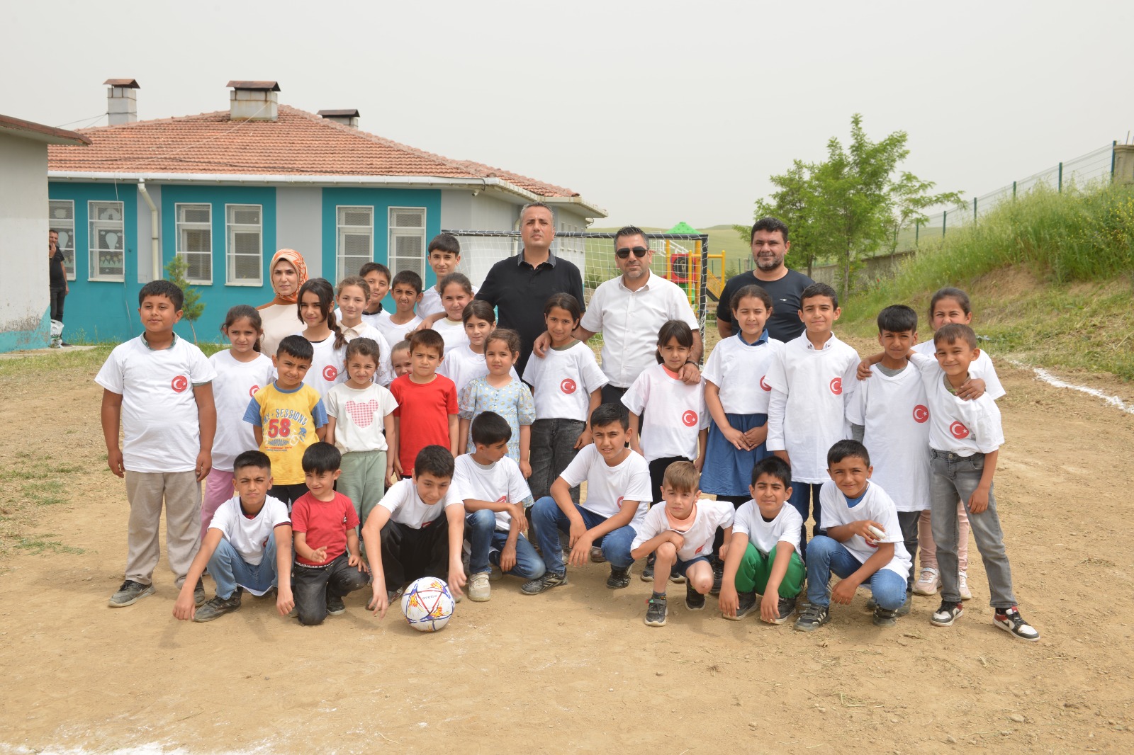 İl Özel İdare Bayraklı Köyüne futbol sahası yaptı