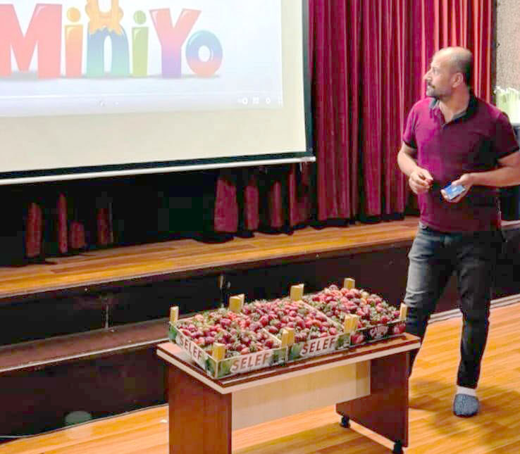 Sason’da çilek üreticisi anaokulu öğrencilerine çileğin serüvenini anlattı