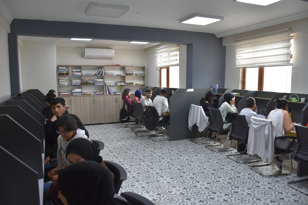 Çatom Okuma Salonunu ziyaret etti