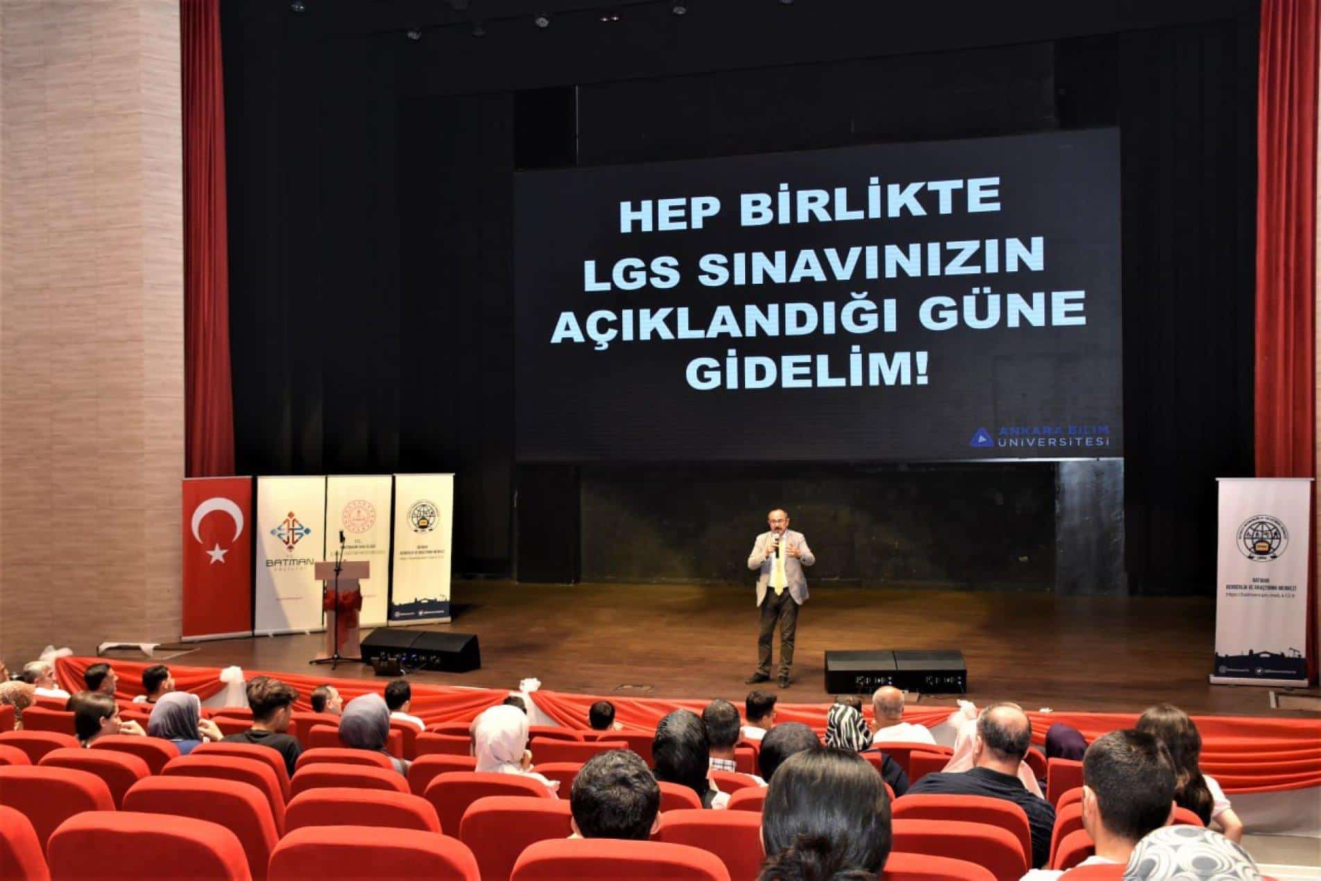 Öğretmen ve Velilere “Sınav Başarısı İçin Öğrenciler Ne Bilmeli, Aileler Ne Yapmalı?” Konferansı Verildi