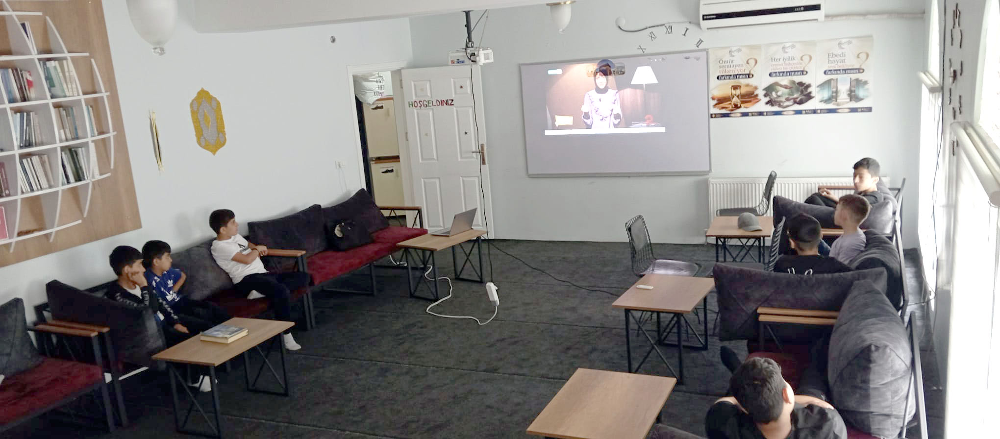 Gençlik Merkezinde film izleme etkinliği