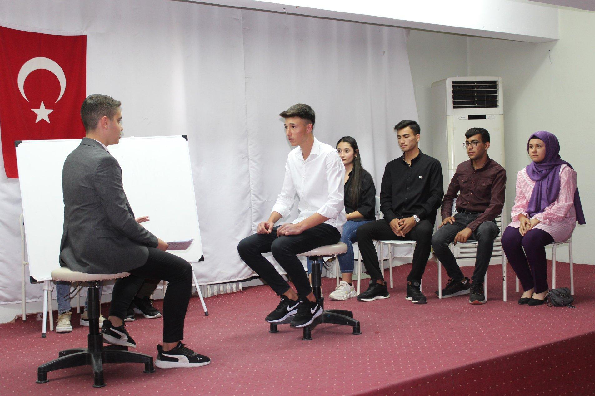 Öğrencilerden tiyatro oyunları gösterimi