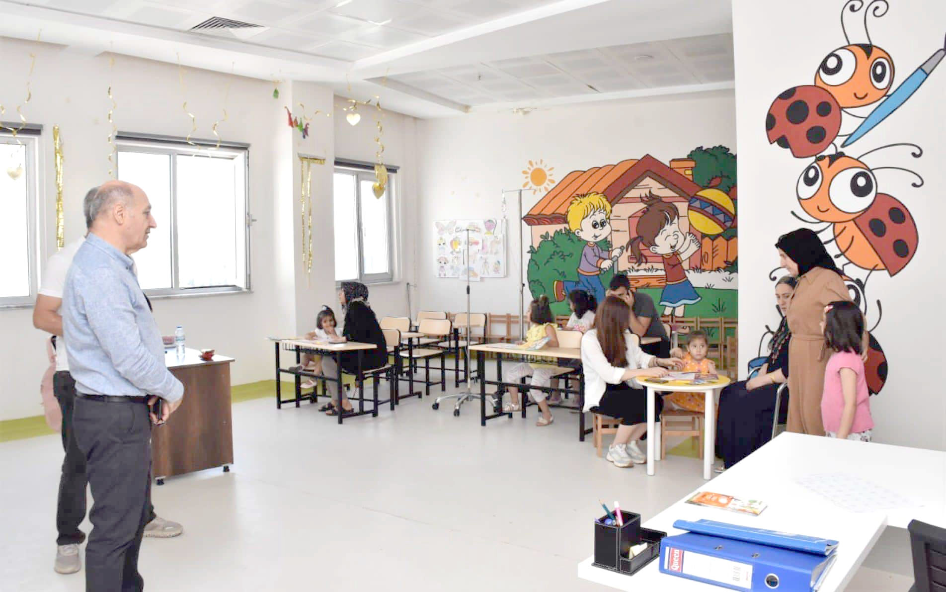 Hastane Eğitim Sınıfını ziyaret etti