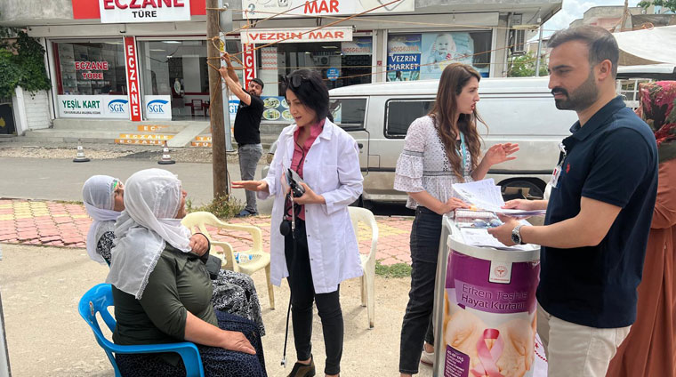 Semt pazarında tansiyon ve kilo kontrolü yaptılar