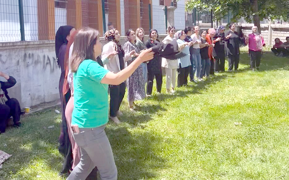 Kadın kursiyerler kahvaltı sonrası halay çekti