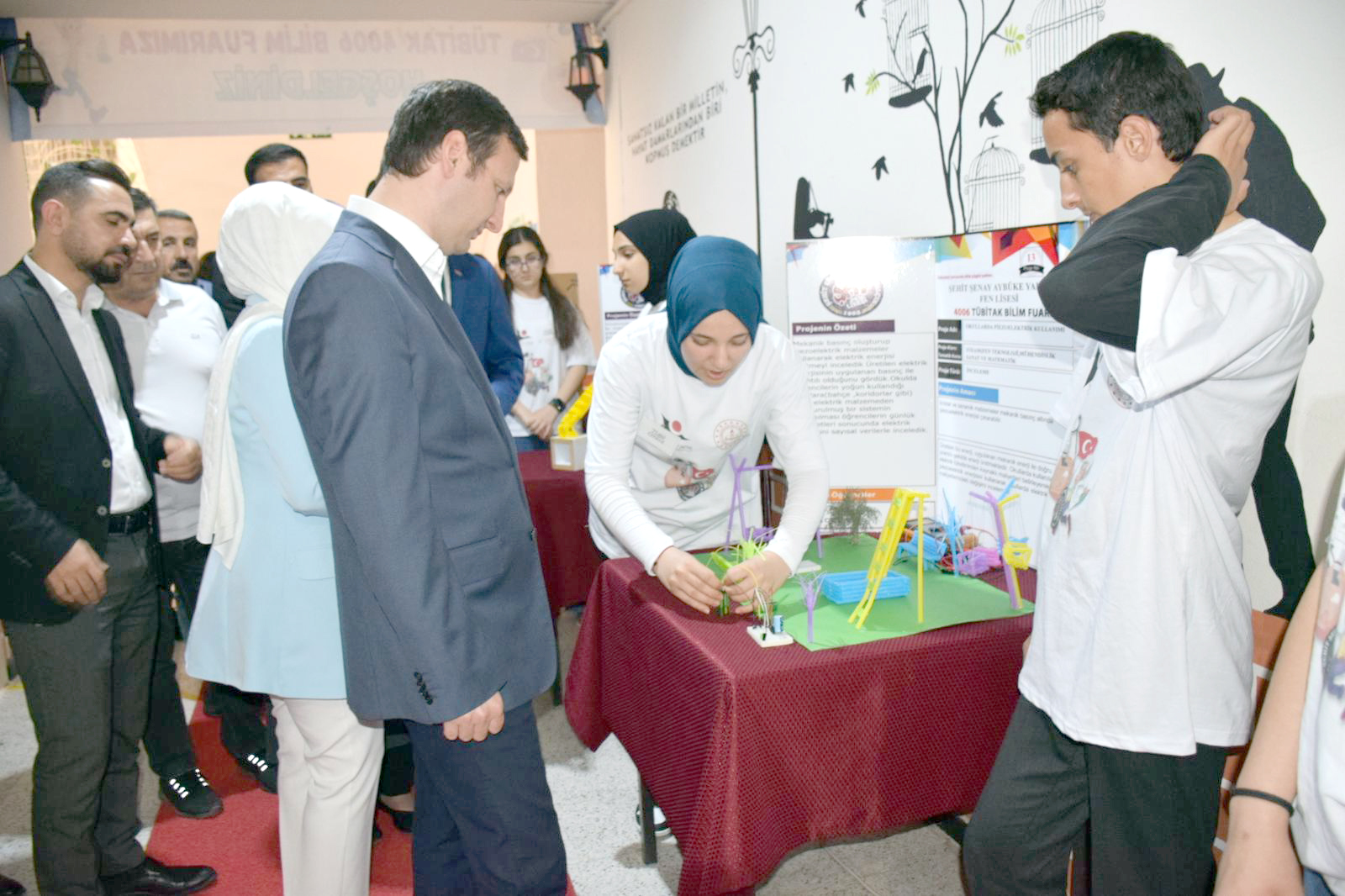 Kozluk Şehit Şenay Aybüke Yalçın Fen Lisesi’nde bilim fuarı açıldı