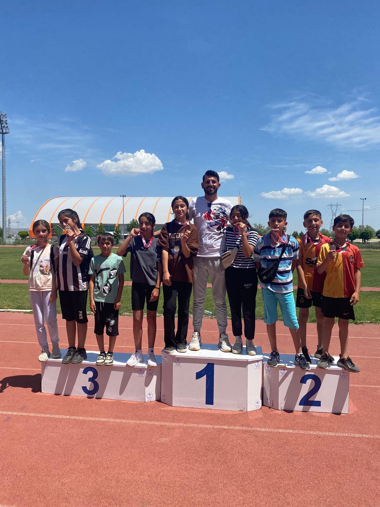 ÖĞRENCİLERİN ATLETİZMDEKİ BAŞARILARI DEVAM EDİYOR