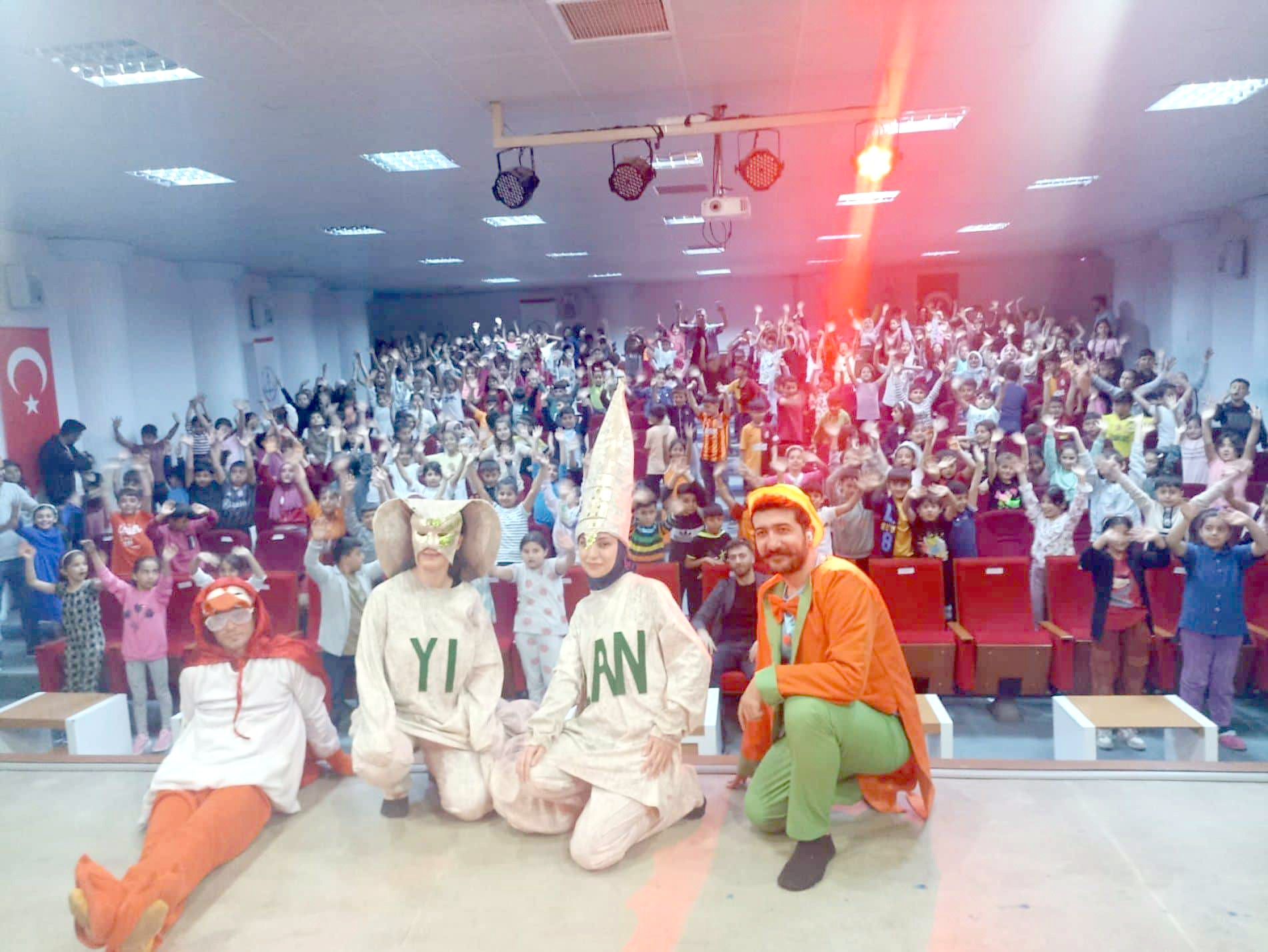 Öğrenciler Tiyatro Gösterisiyle Eğlendi