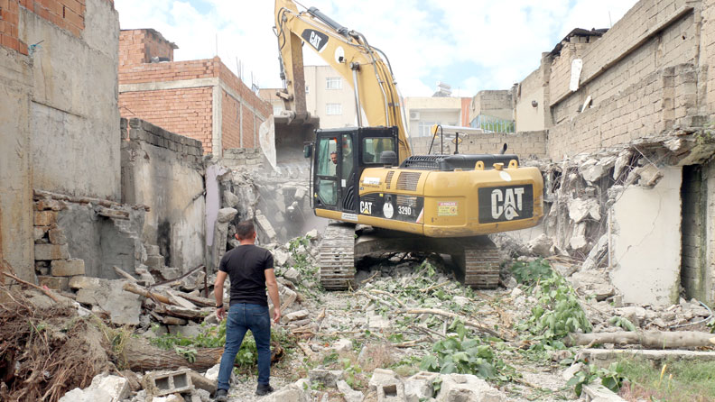 Madde bağımlıları tarafından kullanılan metruk yapının yıkımını gerçekleştirdi