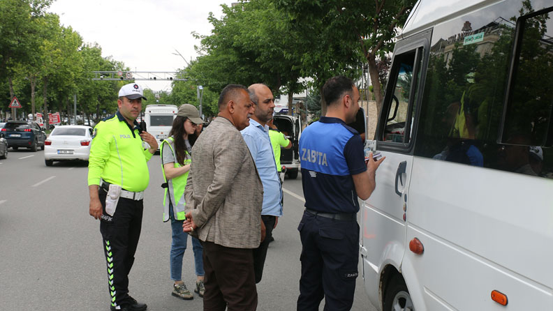 Özel yolcu minibüslerinde trafik ve çalışma ruhsatı denetimi gerçekleştirdi