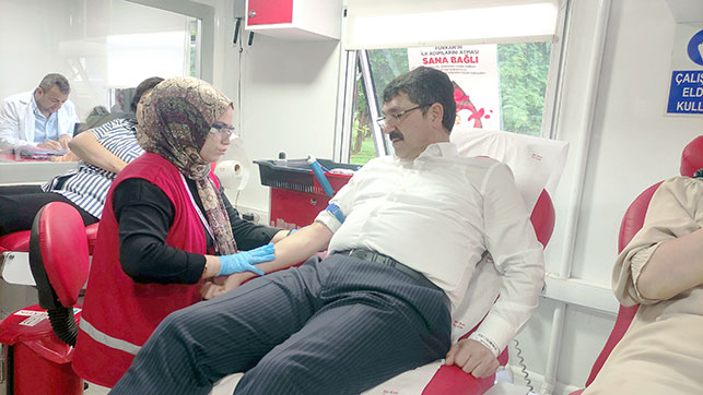 Batman Milletvekili Ferhat Nasıroğlu, kan bağışı kampanyasına destek verdi