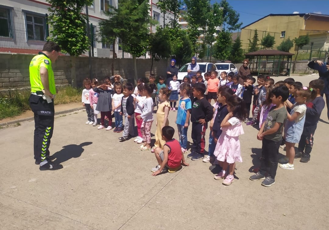 Anaokulu öğrencilerine trafik eğitimi verildi