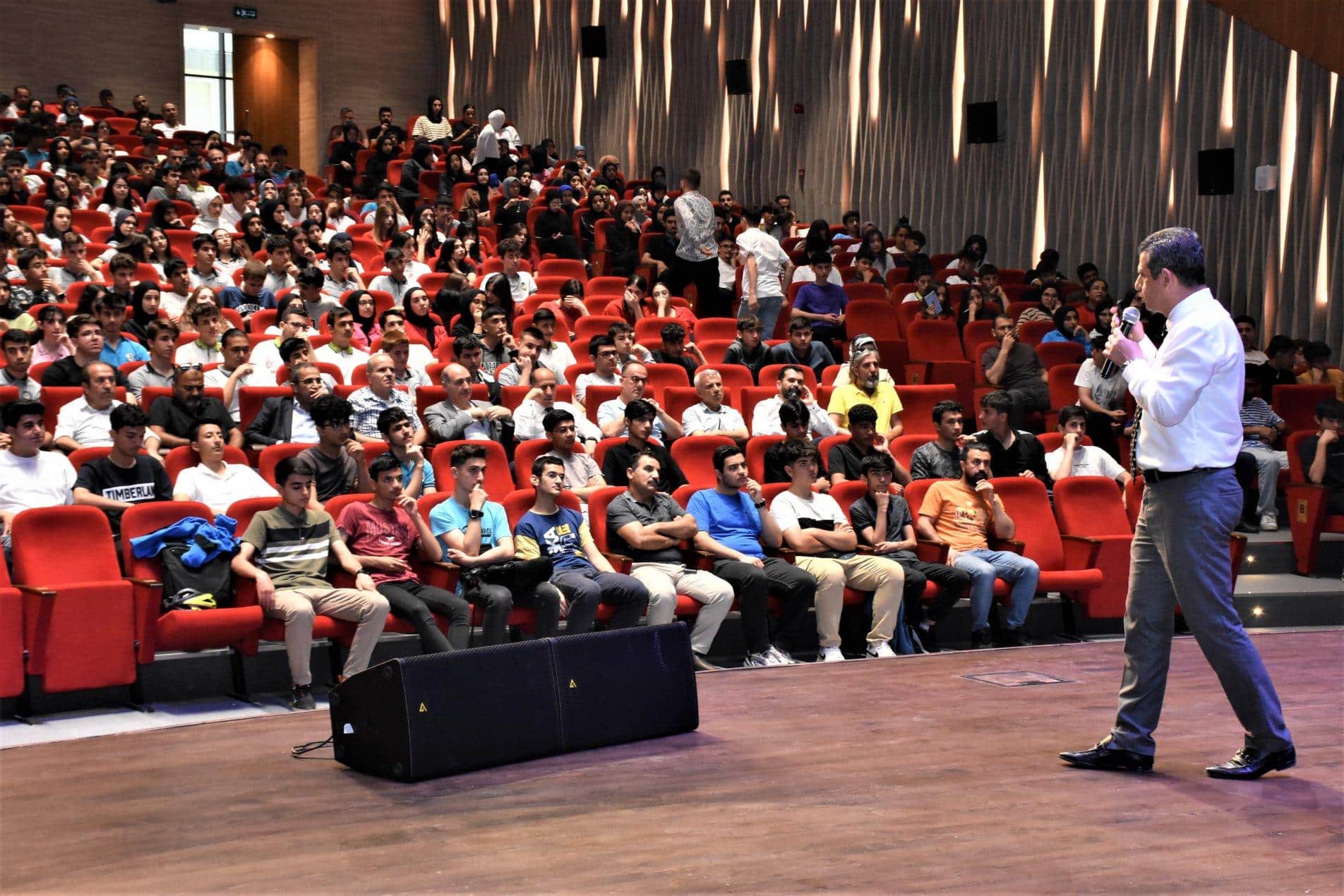 Öğrencilere Yapay Zekâ konferansı verildi