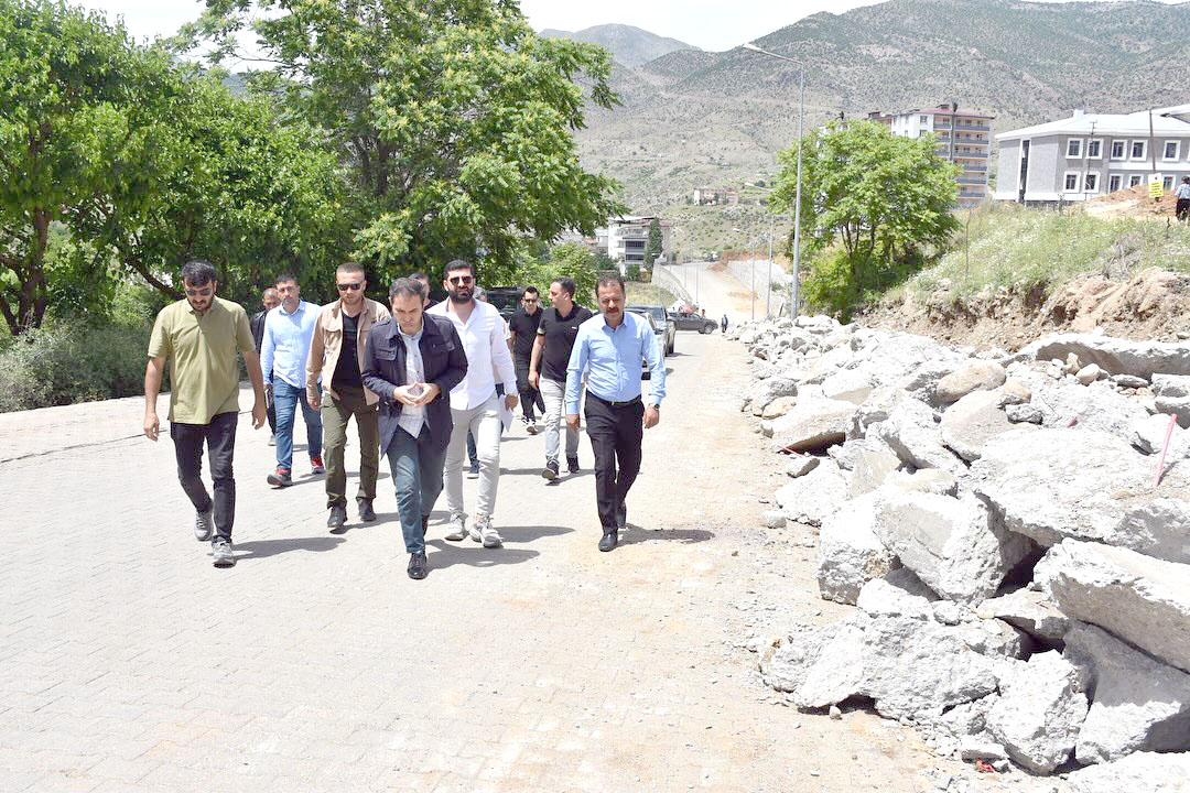 Yol Islahı ve istinat duvarı projesini yerinde değerlendirdi