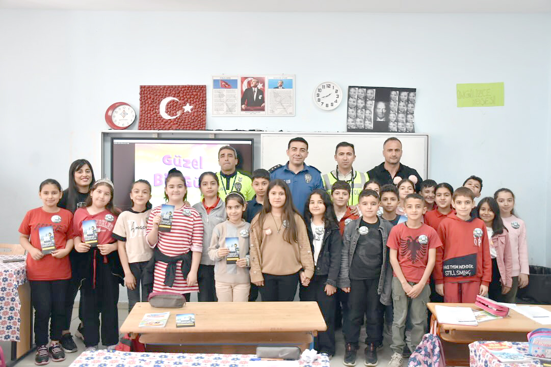 Vatandaşlara ve öğrencilere trafik eğitimi verildi