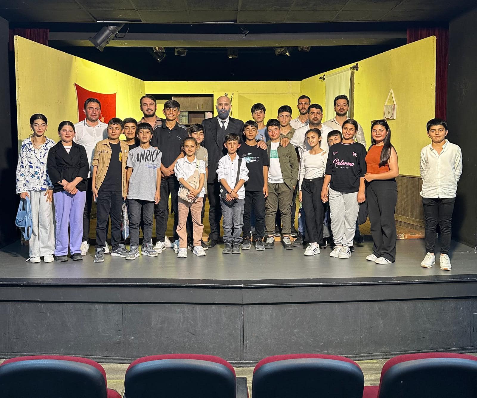 Öğrencilerin tiyatro heyecanlarına ortak oldular