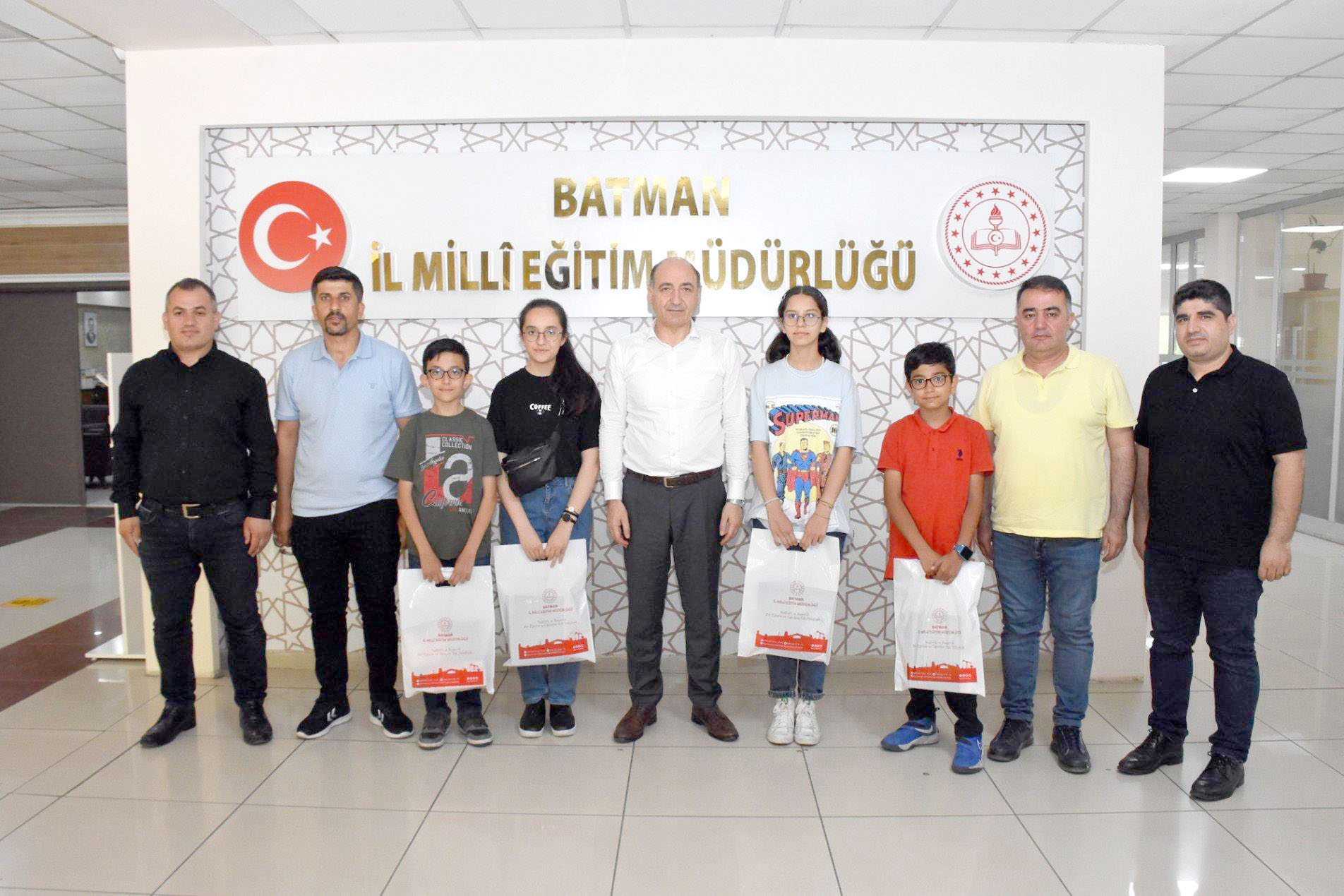 TÜBİTAK ve Burslulukta başarılı olan öğrencileri ağırladı