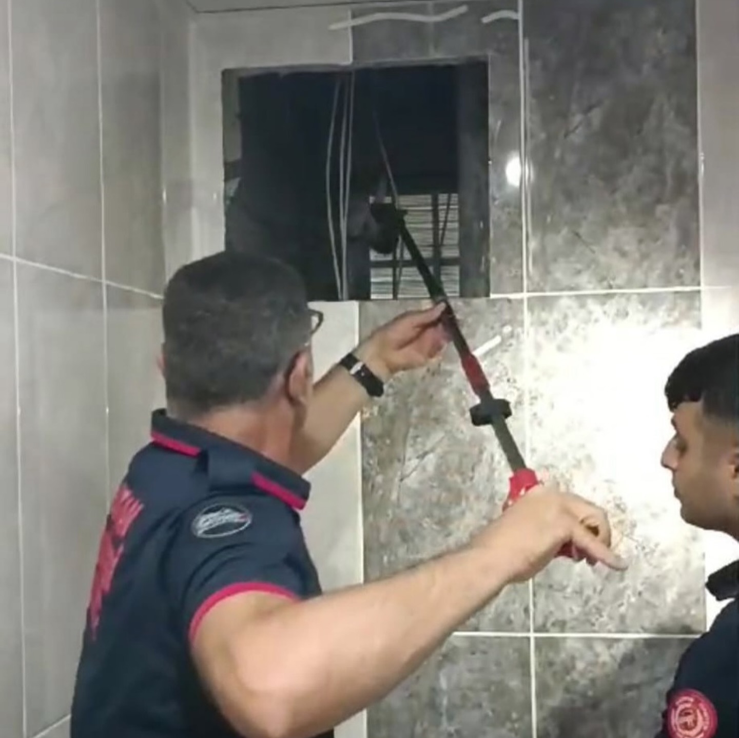 İtfaiye ekipleri yavru kediyi kurtardı