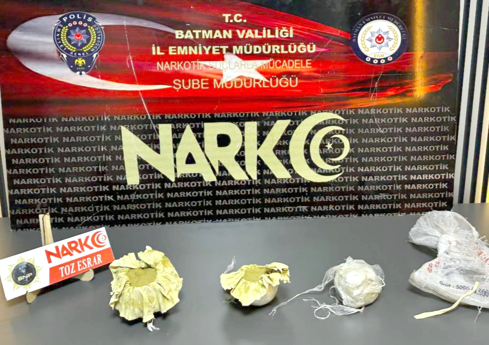 Araç içerisinde 520 gram toz esrar ele geçirdi