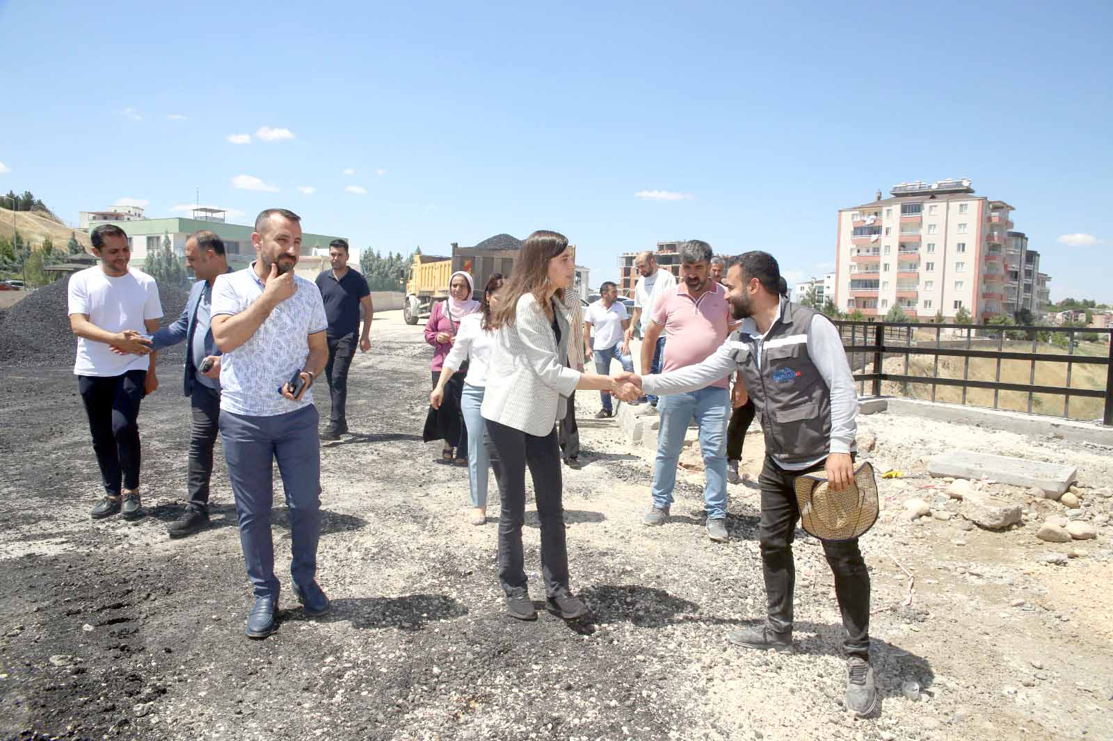 Mahalleleri birbirine bağlayan köprüde asfalt serimi