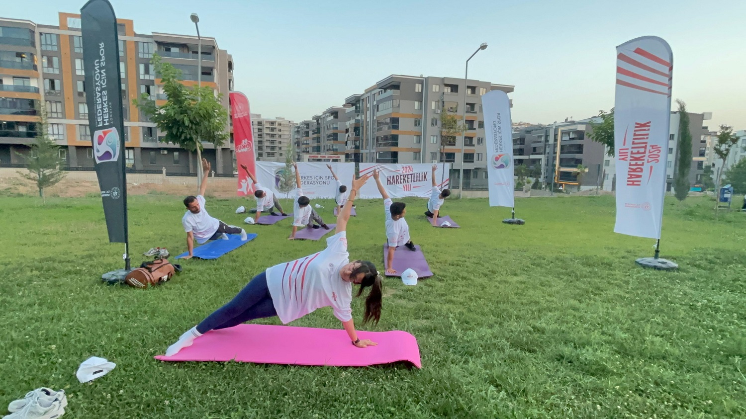 Vatandaşlara egzersiz spor hareketleri yaptırmaya başladı