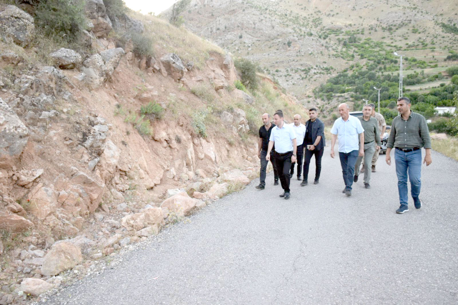 Grup köy yolunda incelemeler yapıldı