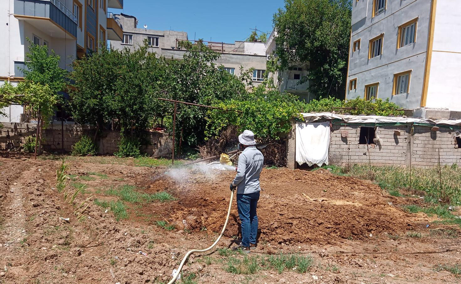 Tüm zararlı haşerata karşı yoğun mesai harcıyor
